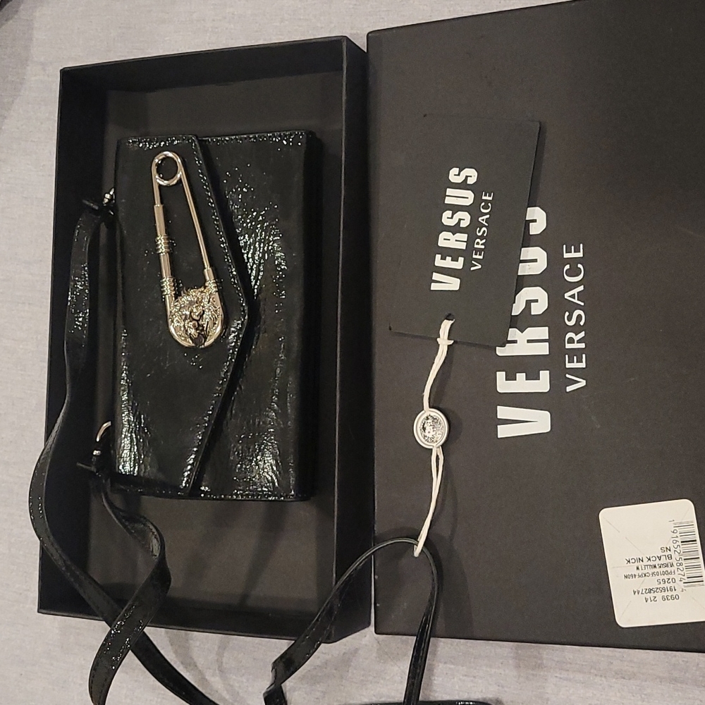 Versace Versus Black Patent Leather Crossbody w/Medusa Safety Pin Incl Box - Picture 8 of 8